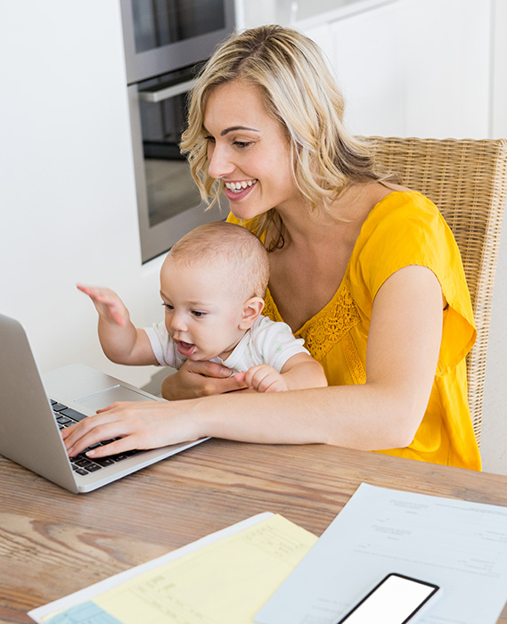 Mutter mit Kind am Laptop
